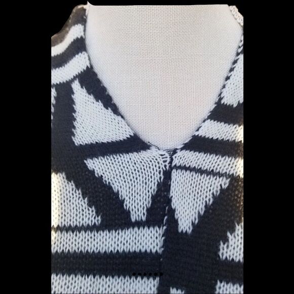 Extra long geometric pullover sweater - Picture 3 of 6